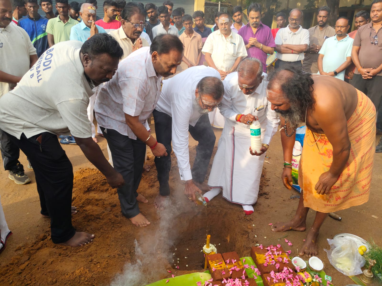 நம் பள்ளியில் புதிய கூடைப்பந்தாட்ட  மைதானம் அமைக்க பூமிபூஜை செய்த நிகழ்ச்சி. - Photo 3