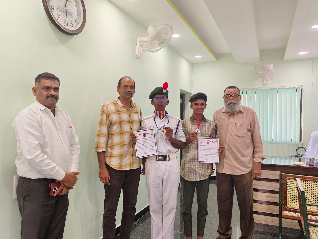நம் மேல்நிலைப்பள்ளி மாணவன் கப்பற்படை முகாமில் சிறப்பு பரிசு வந்தபோது - Photo 1