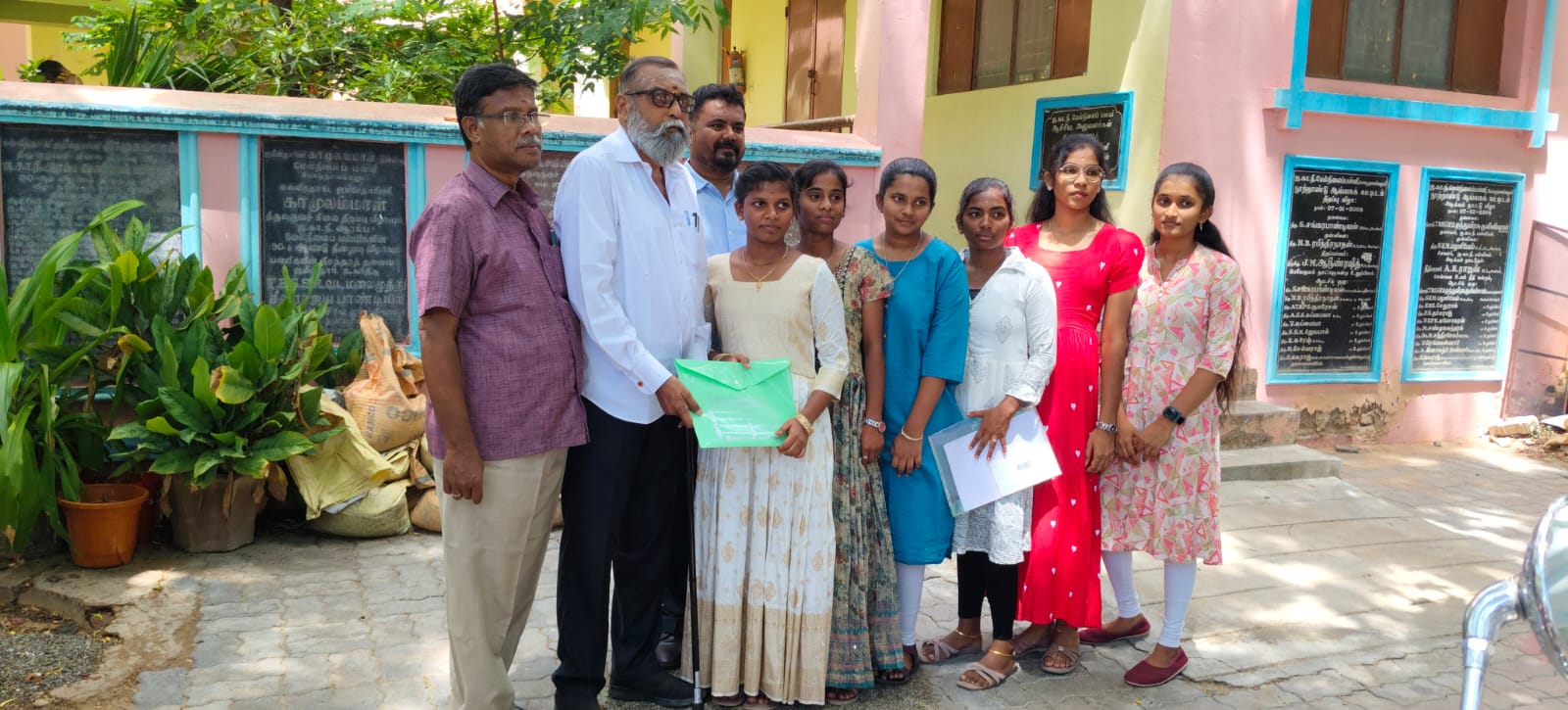 பத்தாம் வகுப்பு பொதுத்தேர்வில், நமது மேல்நிலை பள்ளி மற்றும் மெட்ரிக் பள்ளிகளில் முதல் 3 இடங்களை பிடித்த மாணவிகள் மற்றும் அவர்களது பெற்றோர்களுடன். - Photo 3